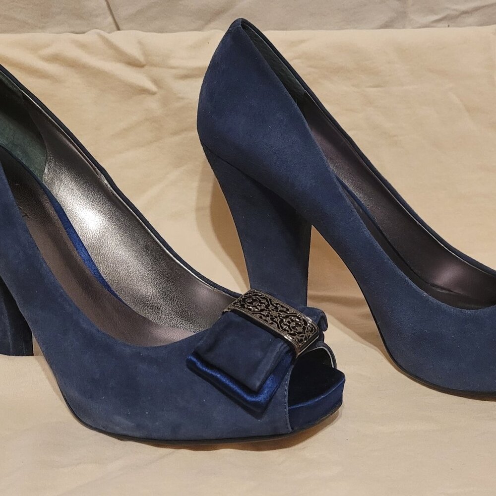 Nine West Dark Blue Leather 4 inch Heels With Bow and Metal Accent Size 7 1/2
